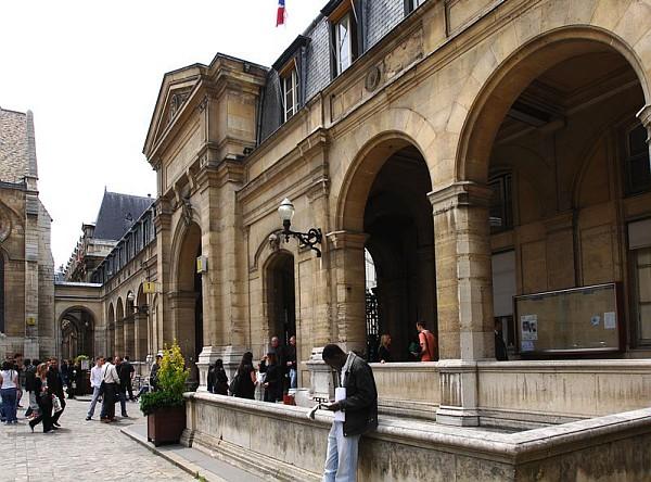 Auditeurs en circulation près de l'entrée du Cnam